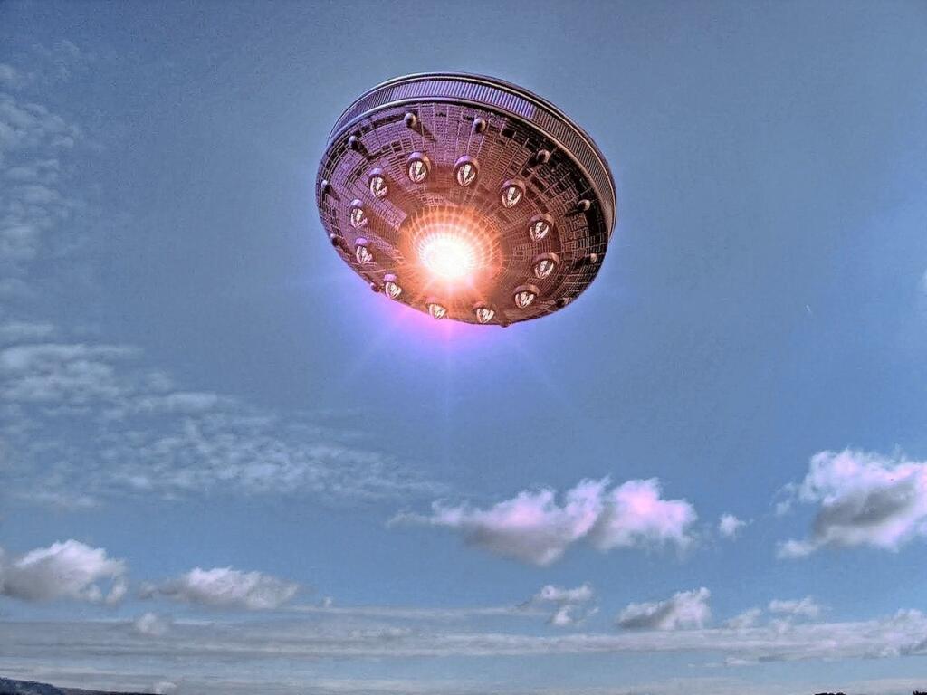Predstava UFO je u každého iná, všeobecne sa však hovorí o lietajúcom tanieri.