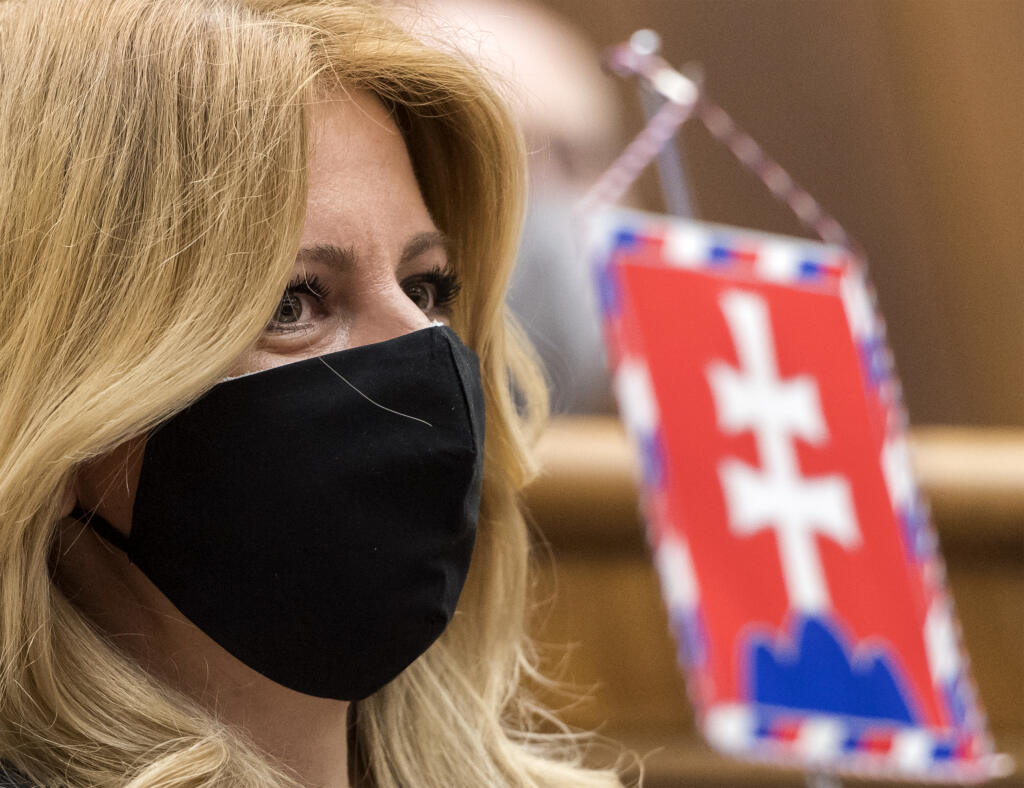 V stredu 13. mája 2020 si prezidentka SR Zuzana Čaputová prišla na zasadnutie parlamentu vypočuť správu o činnosti verejného ochrancu práv za minulý rok. Na snímke prezidentka SR Zuzana Čaputová počúva verejnú ochrankyňu práv Máriu Patakyovú (nie je na snímke), ktorá vystúpila v sále parlamentu, aby informovala o činnosti verejného ochrancu práv za rok 2019. FOTO TASR - Martin Baumann