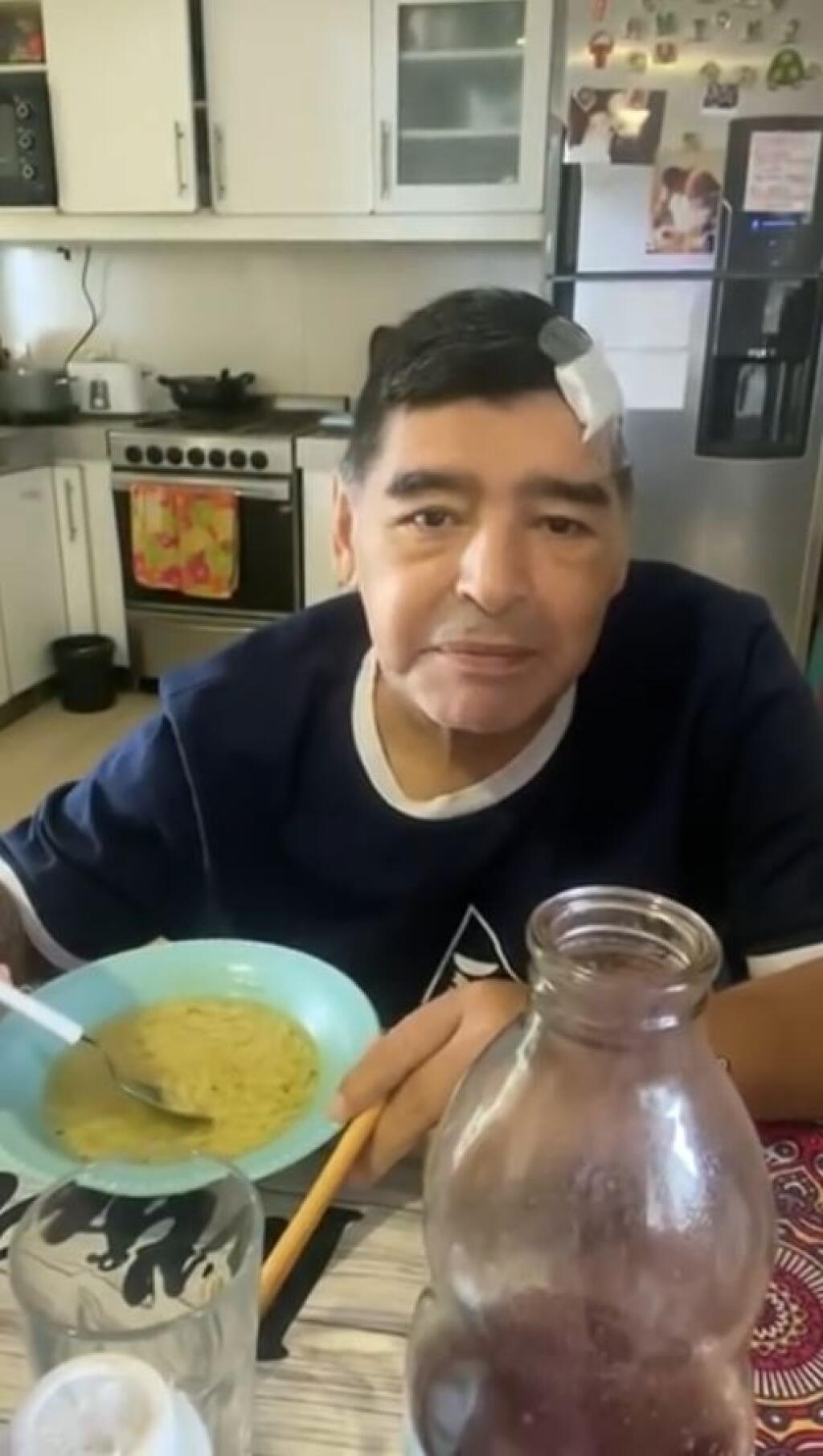 Teraz sa na internete objavili posledné zábery na božského Diega pred smrťou. „Cítim bolesti, ale inak som v poriadku. Viete, že nerád odkrývam súkromie, ale keď som s dobrými ľuďmi, vyjdem zo svojej ulity,“ hovorí Maradona na videu.