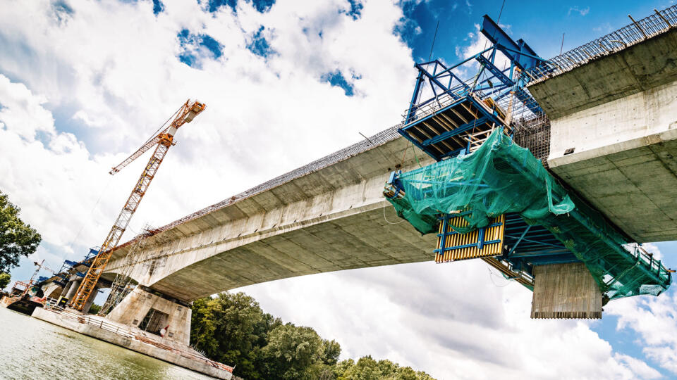 Novovybudovaný most ponad Dunaj smeruje k problematickému násypu a následne ku križovatke s D2 pri Jarovciach.