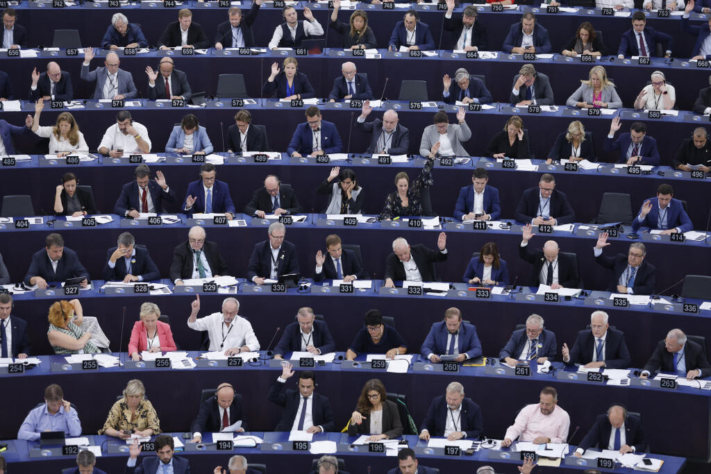 KK29 Štrasburg - Poslanci hlasujú o smernici o obnoviteľných zdrojoch energie 14. septembra 2022 v Európskom parlamente v Štrasbugu. FOTO TASR/AP
Parliament members vote on the Renewable Energy directive, Wednesday, Sept. 14, 2022 at the European Parliament in Strasbourg, eastern France. (AP Photo/Jean-Francois Badias)