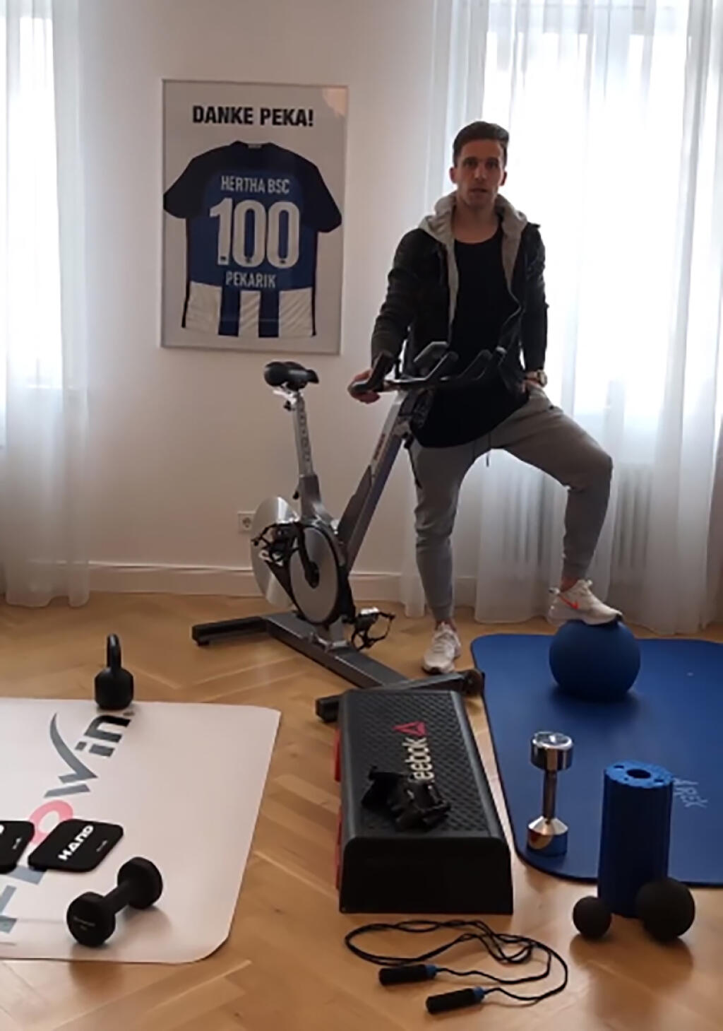 Futbalista Peter Pekarík si počas karantény zriadil doma v Berlíne malé fitness.