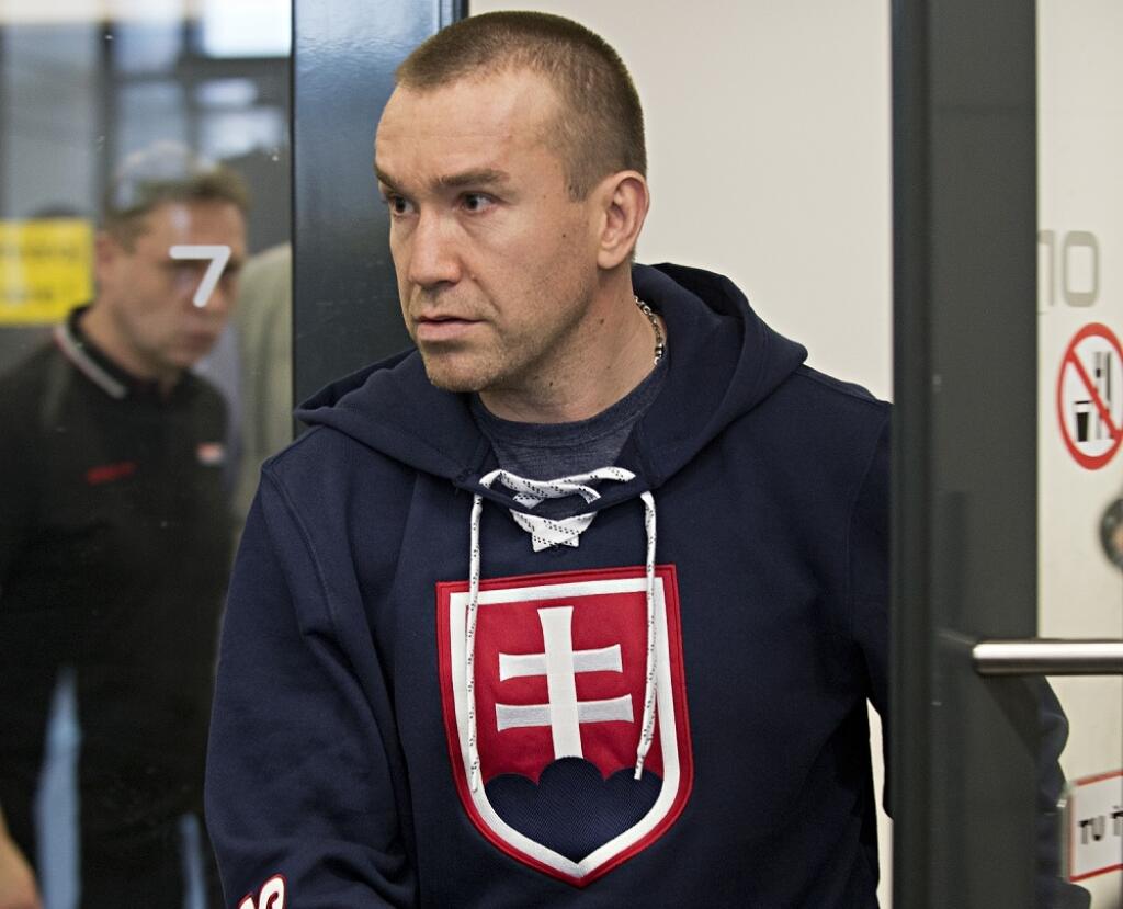Bývalý úspešný hokejista má nabehnuté na politickú kariéru.