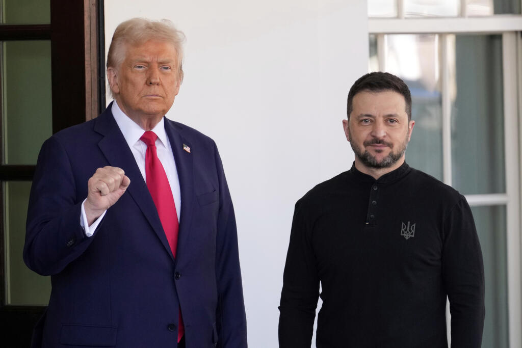 KK31 Washington - Americký prezident Donald Trump (vľavo) víta ukrajinského prezidenta Volodymyra Zelenského v Bielom dome vo Washingtone v piatok 28. februára 2025. FOTO TASR/AP
President Donald Trump welcomes Ukraine President Volodymyr Zelenskyy at the White House in Washington, Friday, Feb. 28, 2025. (AP Photo/Ben Curtis)