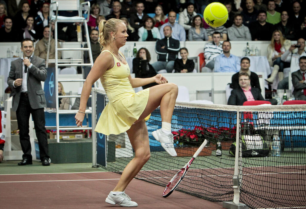Na snimke svetova zenska tenisova jednotka Caroline Wozniacki pocas exhibicneho tenisoveho zapasu TENNIS CLASSIC.