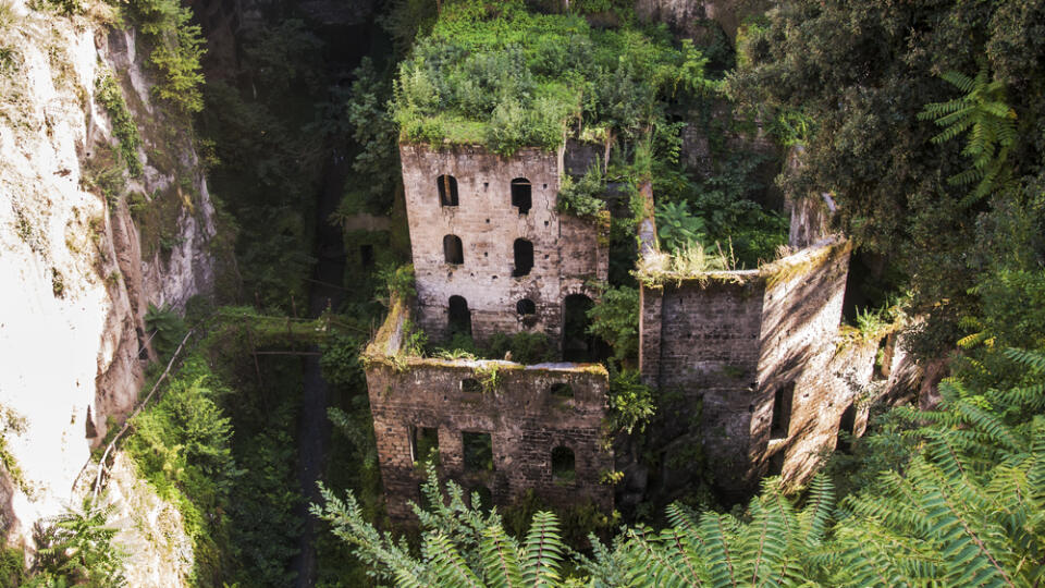 View,Of,The,Deep,Valley,Of,The,Mills,In,Sorrento,