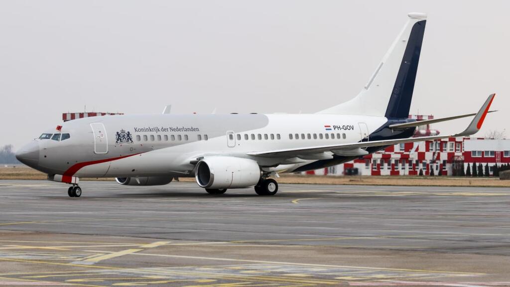 Holandský kráľovský pár priletel s vládny holandským lietadlom Boeing 737-700 na bratislavské letisko. Holandský kráľ Viliam Alexander kopilotoval lietadlo, keďže má záľubu v lietaní, po skončení univerzity získal licenciu armádneho pilota. Trojdňová oficiálna návšteva holandského kráľovského páru pokračovala ceremoniálom v Prezidentskom paláci, kde ich privítala prezidentka SR Zuzana Čaputová. 