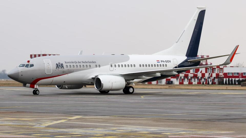 Holandský kráľovský pár priletel s vládny holandským lietadlom Boeing 737-700 na bratislavské letisko. Holandský kráľ Viliam Alexander kopilotoval lietadlo, keďže má záľubu v lietaní, po skončení univerzity získal licenciu armádneho pilota. Trojdňová oficiálna návšteva holandského kráľovského páru pokračovala ceremoniálom v Prezidentskom paláci, kde ich privítala prezidentka SR Zuzana Čaputová.