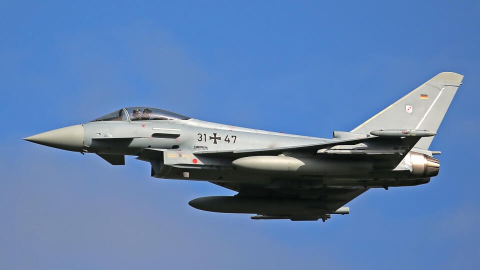 Na archívnej snímke z 27. septembra 2019 stíhačka Eurofighter počas cvičenia v nemeckom Nörvenichu.