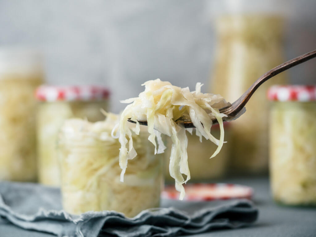 Množstvo vitamínov a neuveriteľná výživová hodnota. Doprajte si kvasenú kapustu.