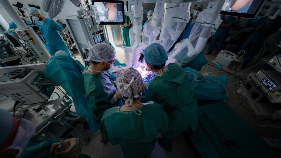 The first surgical interventions took place in the Bory Hospital: on May 2, oncogynecological surgery under the direction of MUDr.  Mikuláš Redech and on May 3rd the first robotic operation of an oncosurgical patient under the guidance of prof.  MUDr.  Alexander Ferk.