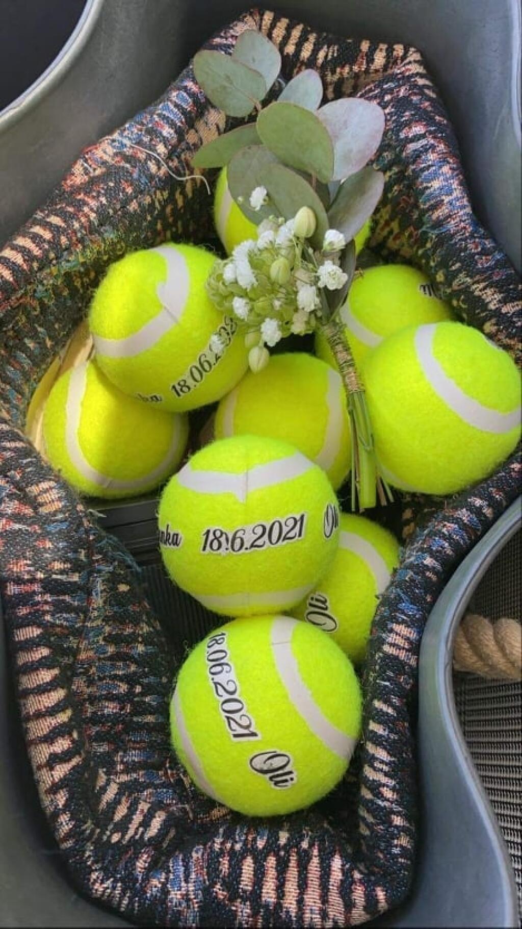 Mladomanželia si proti sebe zahrali tenis. Loptičky mali označené dátumom svadby a svojimi menami.