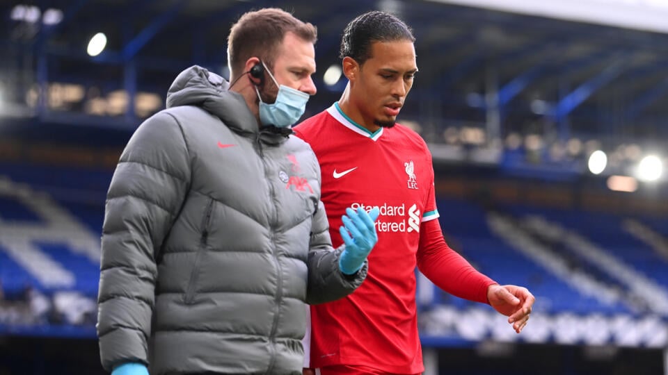 Liverpool má problém. Van Dijk má poškodený predný skrížený väz, musí ísť na operáciu