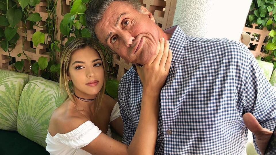 Keď sa povie Stallone, väčšina z nás si predstaví akčné filmy s nesmrteľným akčným hrdinom. V poslednej dobe sa však hlási o slovo Sylvestrova dcéra, Sistine!