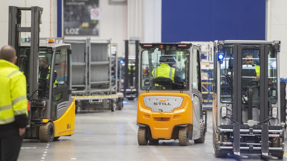 Na snímke zásobovanie v novovybudovanom logistickom centre, ktoré je jedným z najmodernejších na Slovensku, vo Volkswagene v Bratislave 22. novembra 2022. FOTO TASR - Martin Baumann