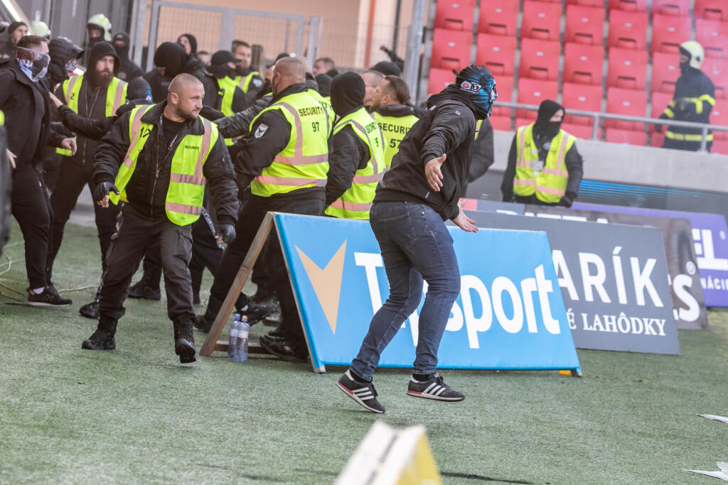 Na snímke je futbalový zápas medzi FC Spartak Trnava a ŠK Slovan Bratislava, ktorý sa skončil predčasne a fanúšikovia obidvoch táborov vnikli na hraciu plochu.
