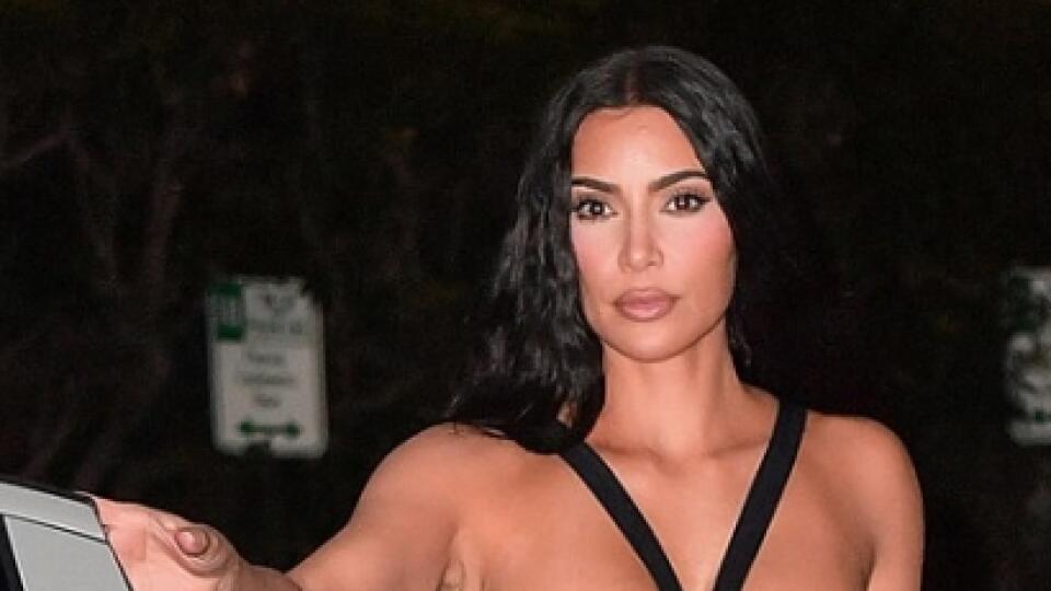 Necudná Kim: Takto sa obliekla na svadbu svojej bývalej asistentky.