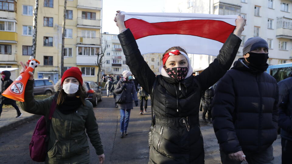 KK41 Minsk - Demonštranti s ochrannými rúškami protestujú počas opozičného zhromaždenia proti výsledkom augustových prezidentských volieb 6. decembra 2020 v Minsku. FOTO TASR/AP
Demonstrators, most of them wearing face masks to help curb the spread of the coronavirus, attend an opposition rally to protest the official presidential election results in Minsk, Belarus, Sunday, Dec. 6, 2020. Protests in Belarus have continued for almost four months after President Alexander Lukashenko won his sixth