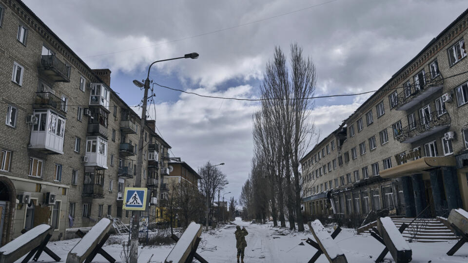 Ukrajinský vojak kráča po ulici   počas bojov v meste Bachmut, v Doneckej oblasti na východe Ukrajiny 12. februára 2023. FOTO TASR/AP