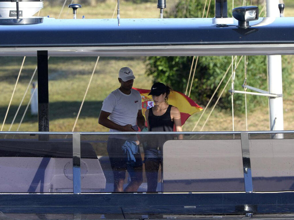 Nadal poukazoval jachtu svojej manželke Xisce.