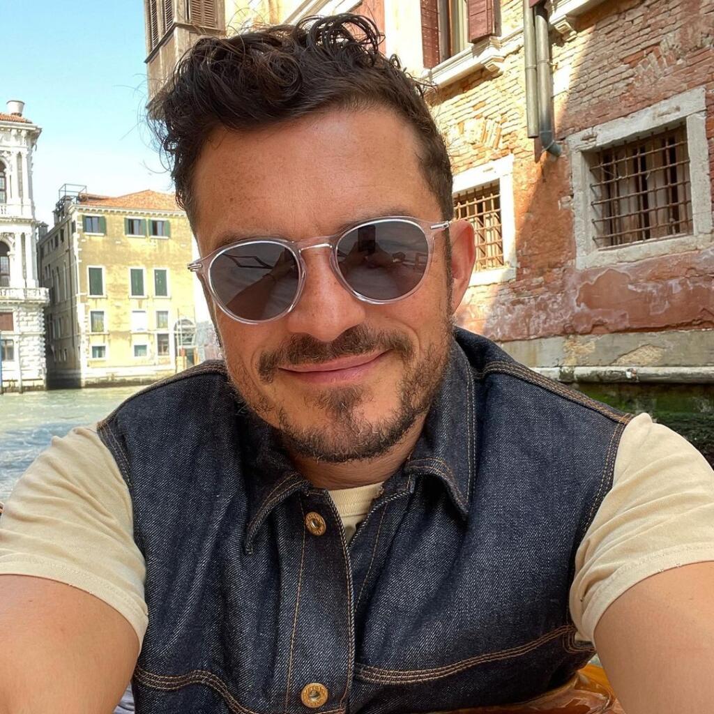 Zaľúbenci a rodičia 9-mesačnej Daisy Katy Perry (36) a Orlando Bloom (44) sa vybrali do historických Benátok a aj keď im fotografi a fanúšikovia nechceli dať pokoj, neustále si prejavovali nežnosti a užívali každý moment.