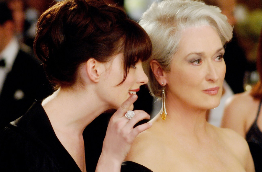 Anne Hathaway a Meryl Streep vo filme Diabol nosí Pradu (2006).