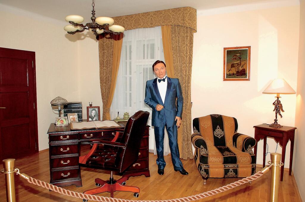 Karel Gott, múzeum v Jevanoch, Gottland, pracovňa, figurína
foto : Michaela Feuereislová
uverejnené Šarm 29/2006
pôvodný súbor:figurina.eps