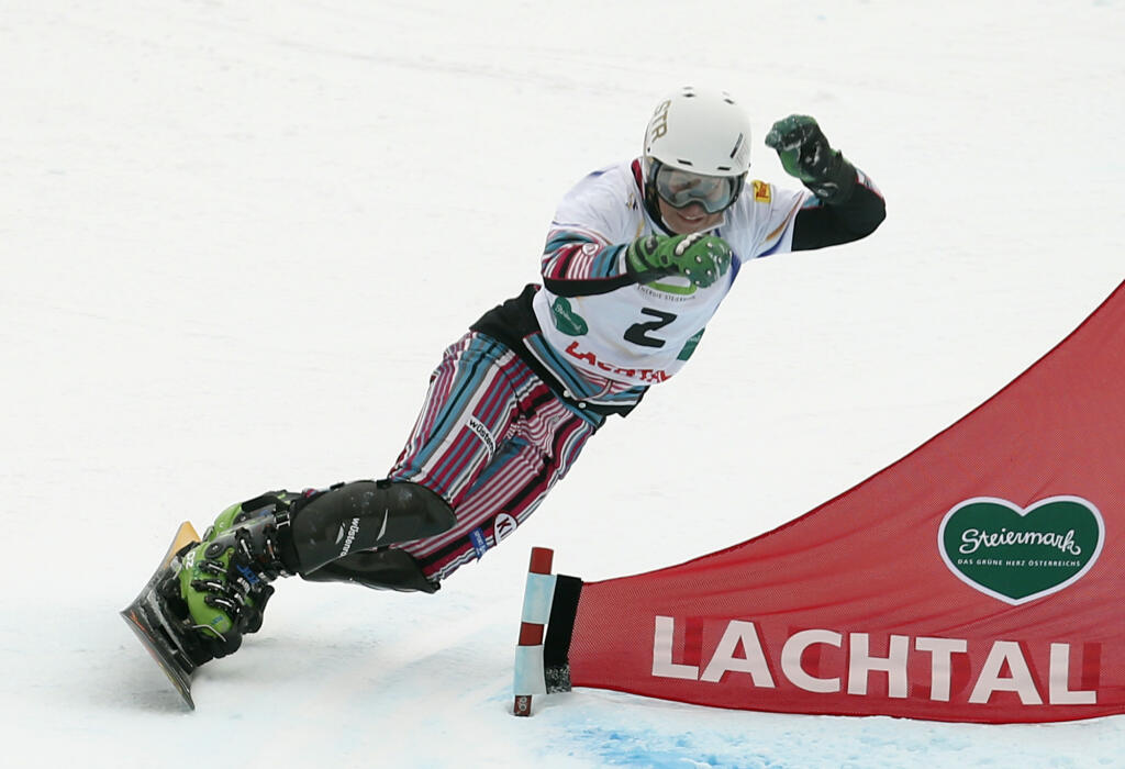 SY 8 Lachtal - Česká snoubordistka Ester Ledecká počas víťaznej jazdy paralelného slalomu žien na majstrovstvách sveta v akrobatickom lyžovaní a snoubordingu v rakúskom Lachtali 22. januára 2015. FOTO TASR/AP
Czech Republic's Ester Ledecka competes to win the women's parallel slalom event at the Freestyle Ski and Snowboard World Championships in Lachtal, Austria, Thursday, Jan. 22, 2015. (AP Photo/Darko Bandic)