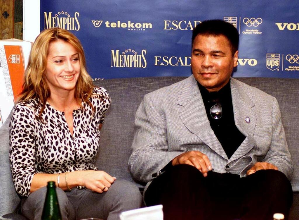 Comaneciová v roku 1999 pri rozhovore s legendárnym boxerom Muhamadom Alim.