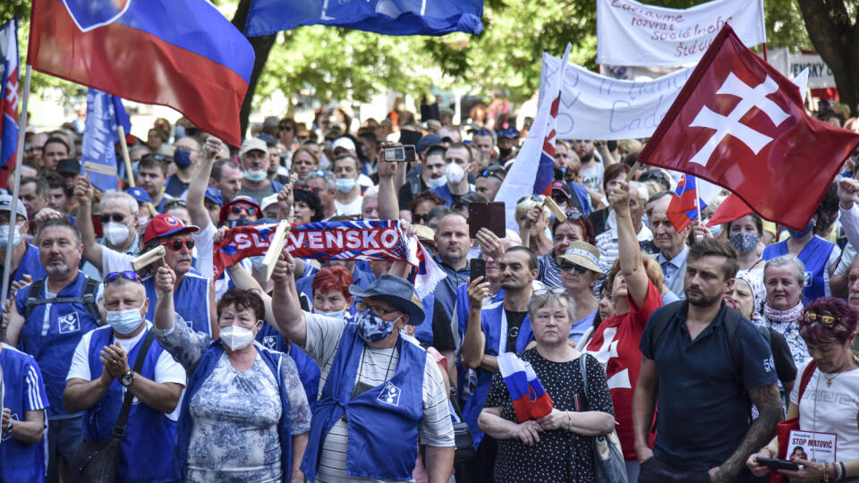 Na snímke verejné protestné zhromaždenie Odborového zväzu KOVO s názvom Zastavme rozvrat sociálneho štátu, pred Ministerstvom práce, sociálnych vecí a rodiny SR 26. júna 2021 v Bratislave. FOTO TASR - Pavol Zachar