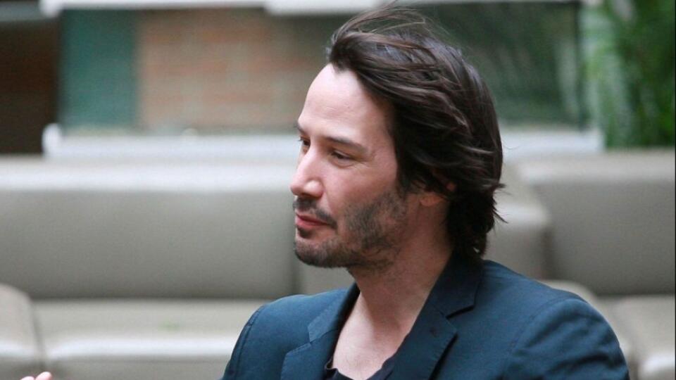 Keanu Reevsovi  to sekne aj s papierovým téglikom kávy.