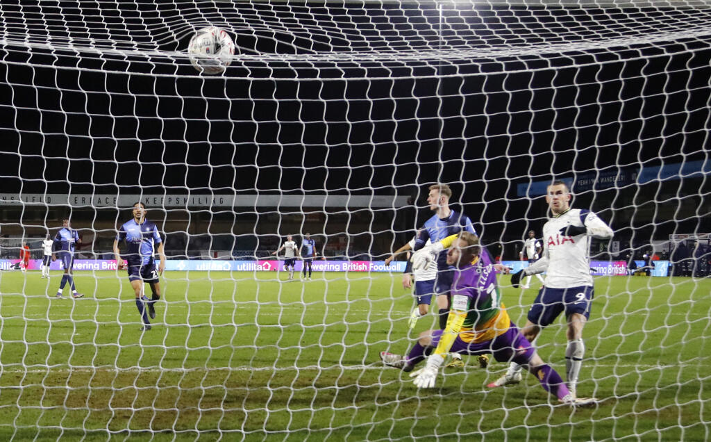 EBE 44 High Wycombe - Na snímke vpravo hráč Tottenhamu Gareth Bale strieľa gól v zápase 4. kola anglického FA Cupu vo futbale Wycombe Wanderers - Tottenham Hotspur v pondelok 25. januára 2021. FOTO TASR/AP
Tottenham's Gareth Bale, right, scores his side's opening goal during the English FA Cup 4th round soccer match between Wycombe Wanderers and Tottenham Hotspur at Adams Park stadium in High Wycombe, England, Monday, Jan. 25, 2021. (AP Photo/Frank Augstein)