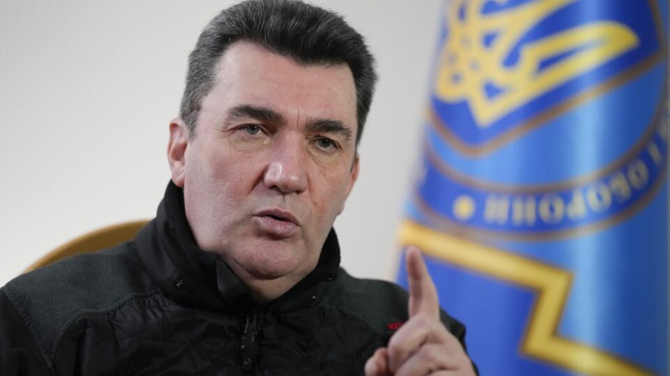 PK 37 archív Kyjev - Na archívnej snímke z 31. januára 2022 ukrajinský tajomník Rady národnej bezpečnosti a obrany (RNBO) Olexij Danylov odpovedá na otázky novinárov počas brífingu v Kyjeve. Danylov v piatok 11. februára 2022 vyhlásil, že krajina nepristúpi k násilnému zabratiu území Doneckej a Luhanskej oblasti, ktoré nie sú pod jej kontrolou. Neurobí tak v obave pred veľkými stratami v radoch civilného obyvateľstva. FOTO TASR/AP
Oleksiy Danilov, Secretary of National Security and Defense Coun