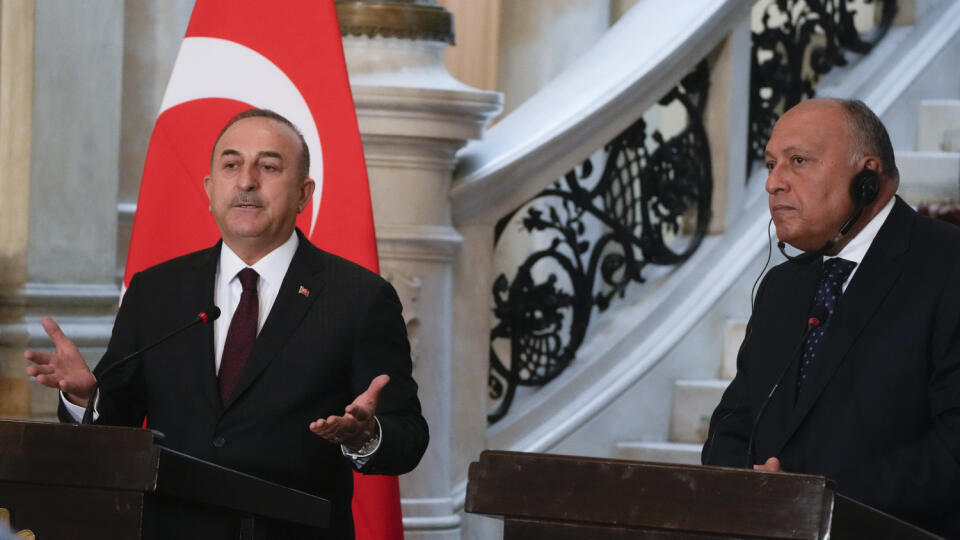 KK64 Káhira - Egyptský minister zahraničných vecí Sámih Šukrí (vpravo) a turecký minister zahraničných vecí Mevlüt Čavušoglu počas tlačovej konferencie 18. marca 2023 v Káhire.