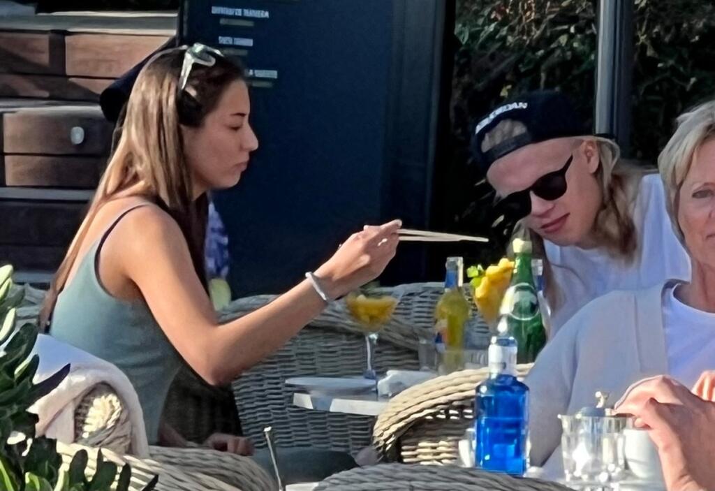 Haaland randí s krásnou Isabel, ktorú pozná dlhé roky.