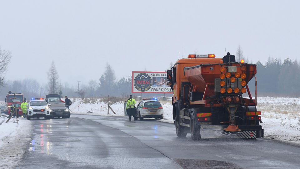 Na snímke posypové vozidlo sype soľ na šmykľavú cestu z Popradu do Starého Smokovca 9. januára 2020. FOTO TASR - Oliver Ondráš