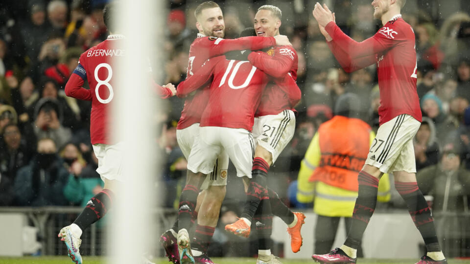 KK53 Manchester - Na snímke hráč Antony (uprostred) z Manchestru United sa teší z gólu počas osemfinále Európskej ligy vo futbale Manchester United - Betis Sevilla v Manchestri 9. marca 2023. FOTO TASR/AP
Manchester United's Antony, centre, celebrates after scoring his side's second goal during the Europa League round of 16 first leg soccer match between Manchester United and Real Betis at the Old Trafford stadium in Manchester, Thursday, March 9, 2023. (AP Photo/Dave Thompson)