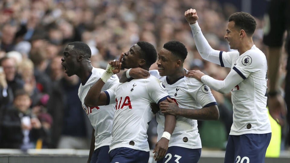 SY 18 Londýn - Na snímke hráč Tottenhamu Serge Aurier (druhý zľava) oslavuje so spoluhráčmi gól v zápase 28. kola anglickej Premier League Tottenham Hotspur - Wolverhampton Wanderers v Londýne 1. marca 2020. FOTO TASR/AP
Tottenham Hotspur's Serge Aurier, second left, celebrates scoring his side's second goal of the game during the English Premier League soccer match between Tottenham and Wolverhampton Wanderers at the Tottenham Hotspur Stadium, London, Sunday, March 1, 2020. (Bradley Collyer/P