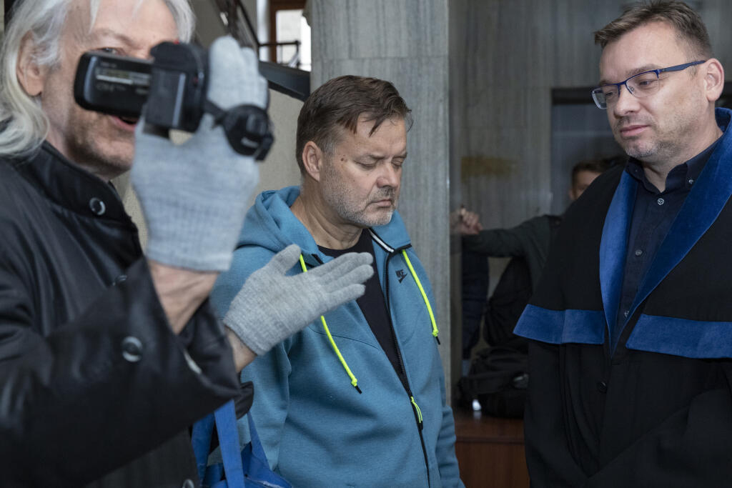 Dušan Dědeček, ktorých spôsobil dopravnou nehodou na Zochovej ulici v Bratislave smrť 5 ľudí sa opätovne postavil pred sú, ktorý rozhoduje o jeho vzatí do väzby.