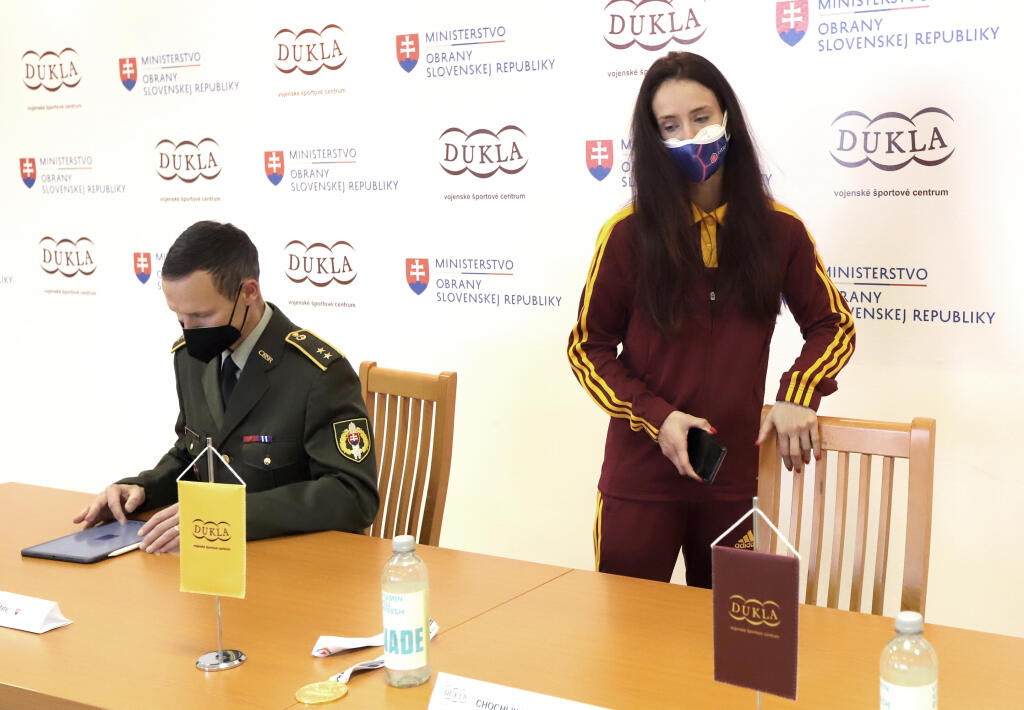 Na snímke zľava riaditeľ Vojenského športového centra DUKLA Banská Bystrica Matej Tóth a majsterka sveta v thajskom boxe Monika Chochlíková počas tlačovej konferencie k rekordnému medailovému bilancovaniu VŠC DUKLA v roku 2021, v Banskej Bystrici 17. decembra 2021.