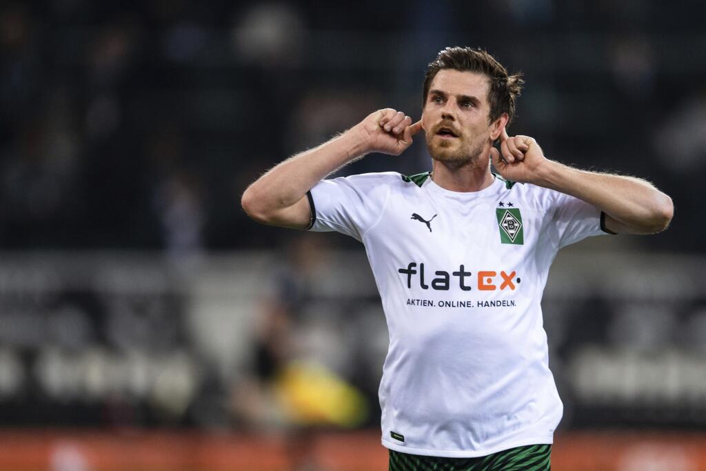 Na snímke hráč Borussie Jonas Hofmann oslavuje svoj gól a druhý mužstva v zápase 32. kola nemeckej Bundesligy vo futbale Borussia Mönchengladbach - RB Lipsko v pondelok 2. mája 2022.