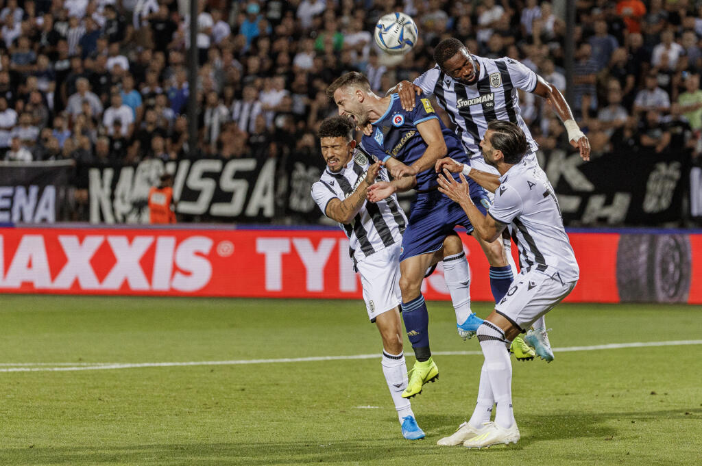 Na snímke Andraž Šporar v obklúčení hráčov Paoku počas odvetného zápasu playoff Európskej ligy medzi ŠK Slovan Bratislava a Paok FC.