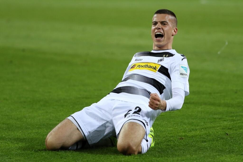 17 - 18. László Bénes – futbal, 580 tisíc eur
Dvadsaťštyriročný stredopoliar je aktuálne na hosťovaní v Augsburgu z Borussie Mönchengladbach, v ktorej pôsobí od roku 2016. Bénes má v nemeckom klube podpísaný kontrakt do roku 2024 s ročným príjmom 580 tisíc eur.