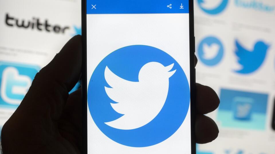 WA 17 archív Boston - Na archívnej snímke zo 14. októbra 2022 logo spoločnosti Twitter je na displeji mobilného telefónu v Bostone. Vysoký komisár Organizácie Spojených národov (OSN) pre ľudské práva Volker Türk v sobotu 5. novembra vyzval nového majiteľa Twitteru Elona Muska, aby na tejto sociálnej sieti zaistil dodržiavanie ľudských práv. Reagoval tak na Muskovo rozhodnutie prepustiť približne polovicu zamestnancov spoločnosti. FOTO TASR/AP
The Twitter logo is seen on a cell phone, Friday, O