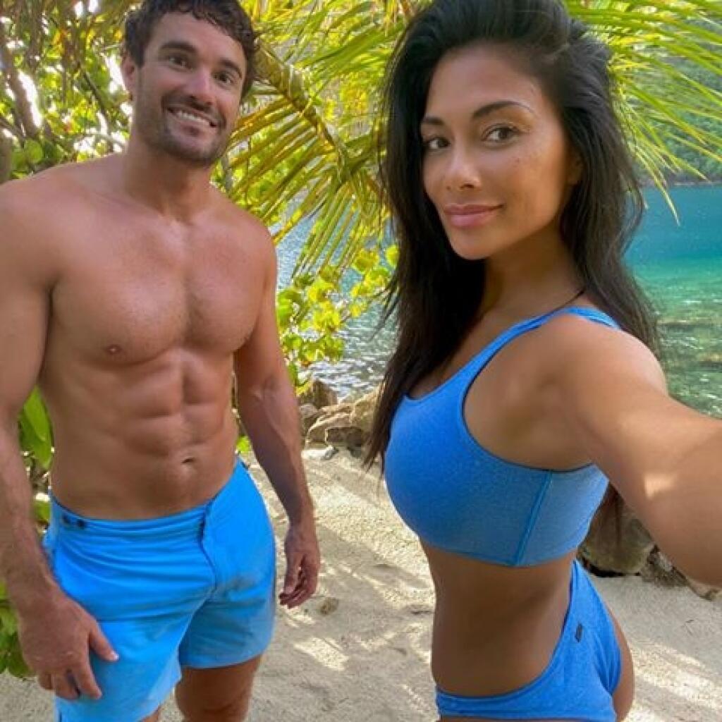 Speváčka Nicole Scherzinger (42) z dievčenskej skupiny Pussycat Doll sa na sociálnej sieti instagram pochválila poriadne horúcimi zábermi v bikinách.