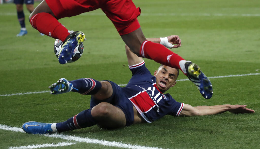 WA 47 Paríž - Futbalista Paríža St. Germain Colin Dagba (dole) a hráč Bayernu David Alaba bojujú o loptu počas odvetného štvrťfinálového zápasu Ligy majstrov Paríž St. Germain - Bayern Mníchov v Paríži v utorok 13. apríla 2021. FOTO TASR/AP
PSG's Colin Dagba, left, and Bayern's David Alaba challenge for the ball during the Champions League, second leg, quarterfinal soccer match between Paris Saint Germain and Bayern Munich at the Parc des Princes stadium, in Paris, France, Tuesday, April 13,