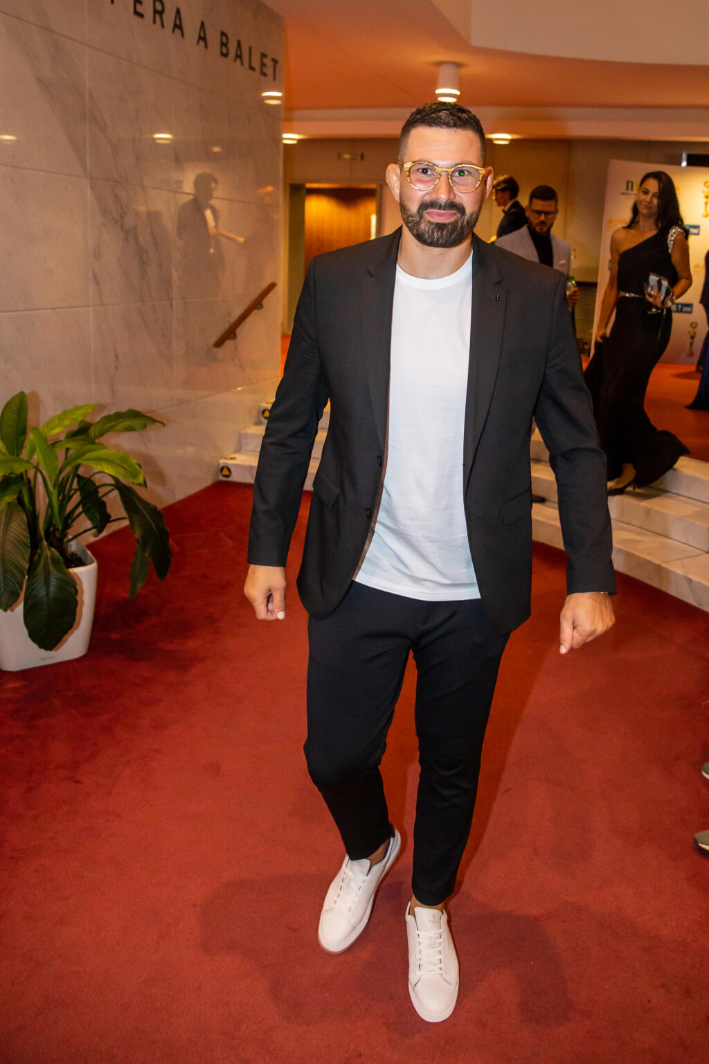 MMA bojovník Attila Végh odovzdával cenu pre najlepšieho moderátora športového programu.