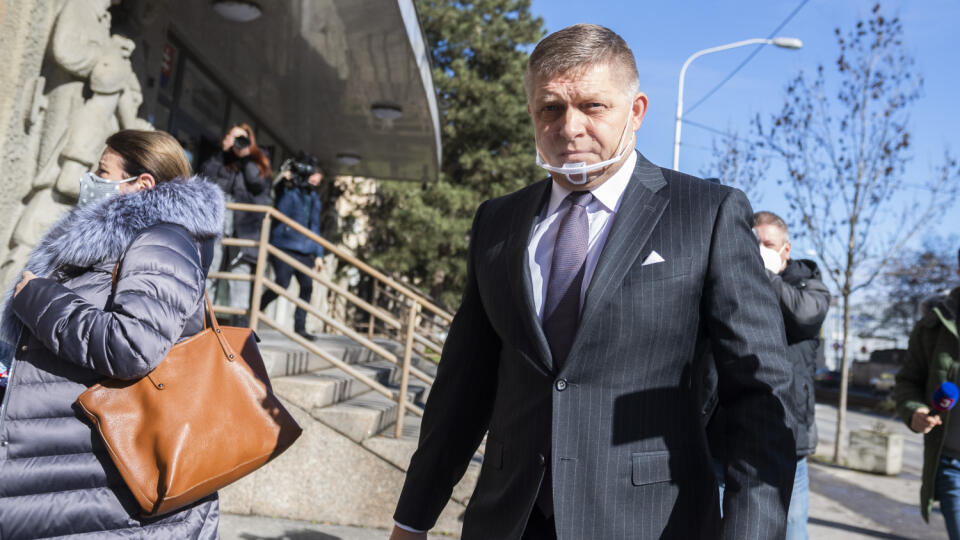 Predseda opozičného Smeru-SD Robert Fico odchádza z budovy Prezídia Policajného zboru 18. februára 2021 v Bratislave. Robert Fico prišiel vo štvrtok doobeda do budovy Prezídia Policajného zboru.