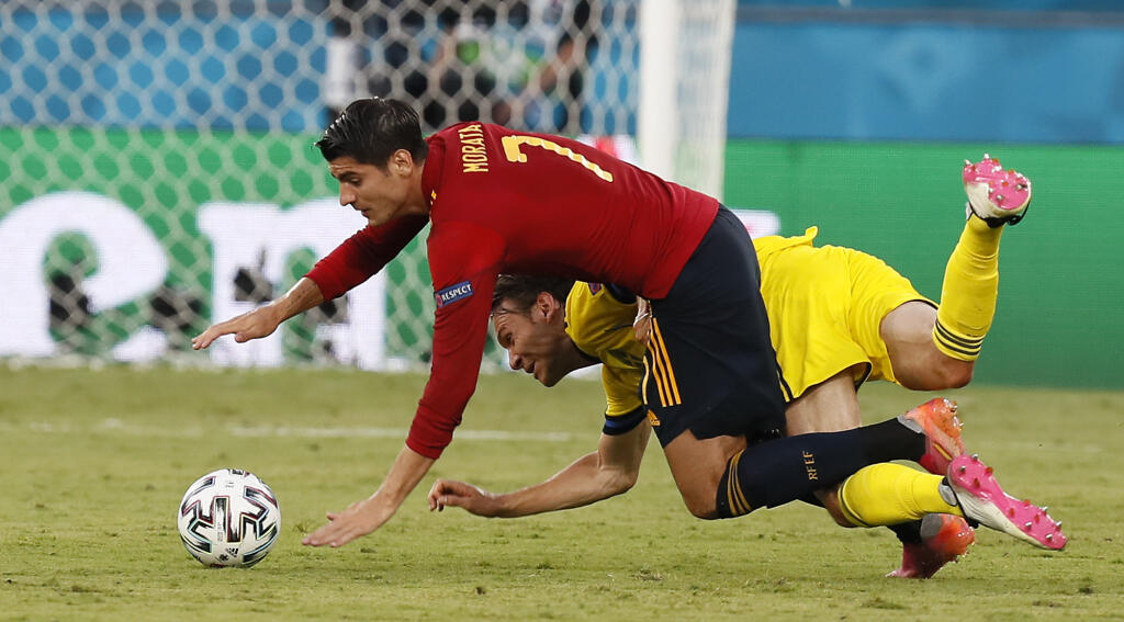 EBE 46 Sevilla - Na snímke hore hráč Španielska Alvaro Morata a dole hráč Švédska Albin Ekdal v zápase E-skupiny na majstrovstvách Európy vo futbale Španielsko - Švédsko v španielskej Seville 14. júna 2021. FOTO TASR/AP
Spain's Alvaro Morata, up, and Sweden's Albin Ekdal challenge for the ball during the Euro 2020 soccer championship group E match between Spain and Sweden in Sevilla, Spain, Monday, June 14, 2021. (Jose Manuel Vidal/Pool via AP)