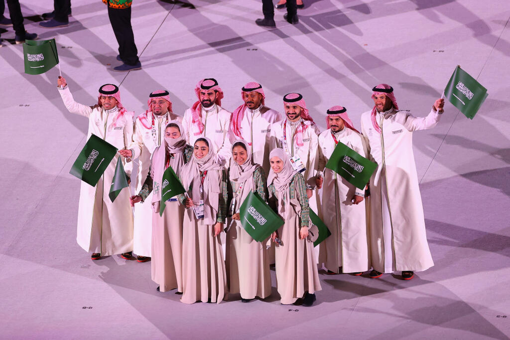 Výprava Saudskej Arábie sa predviedla v tradičných outfitoch a pripomínali tak arabských šejkov.
